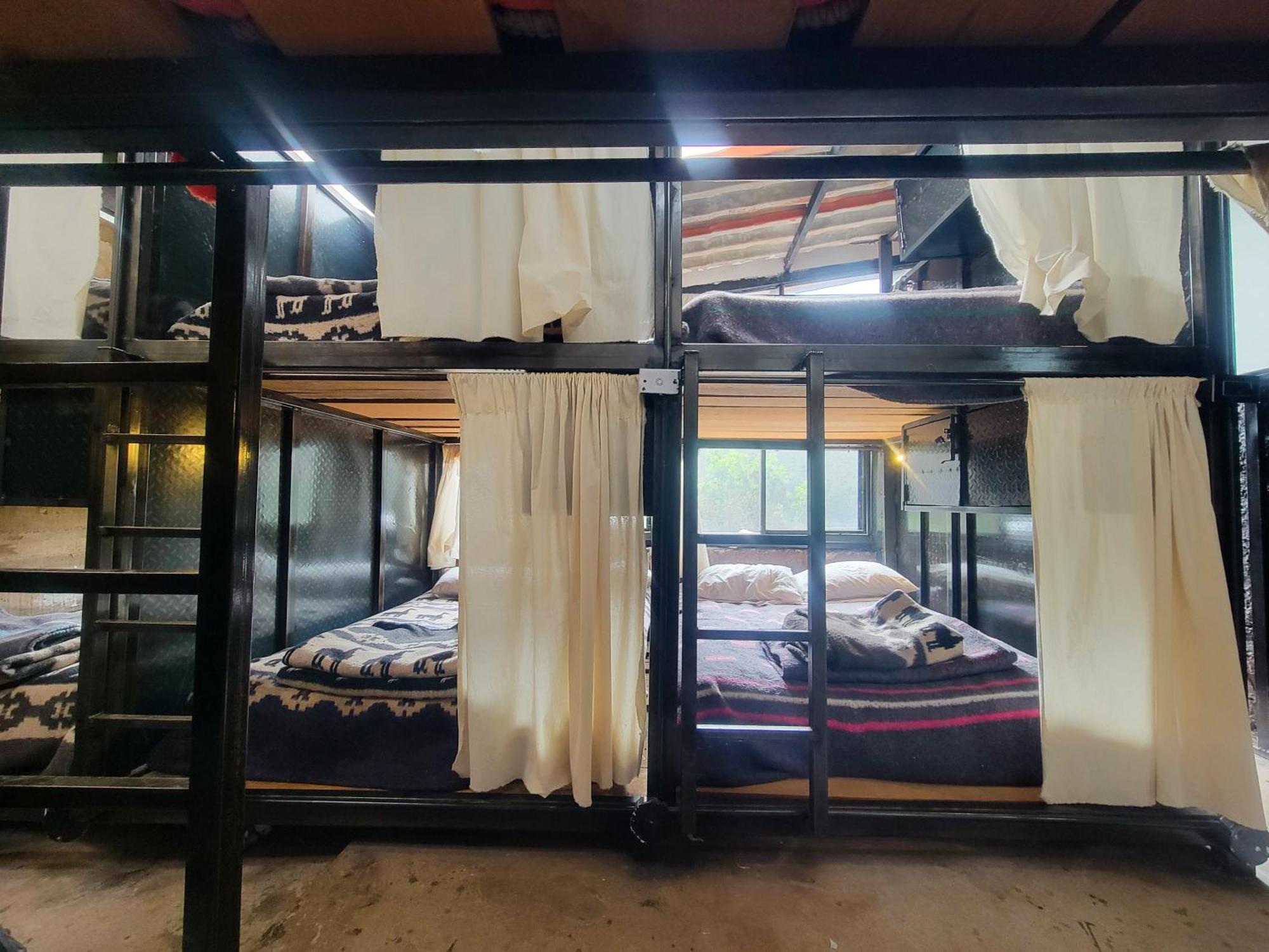 Wolf Totem Steam Punk Guesthouse Писак Номер фото